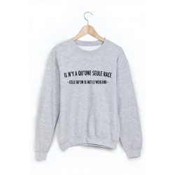 Sweat-Shirt il n'y a q'une seule race celle qu'on se met le week end ref 1632